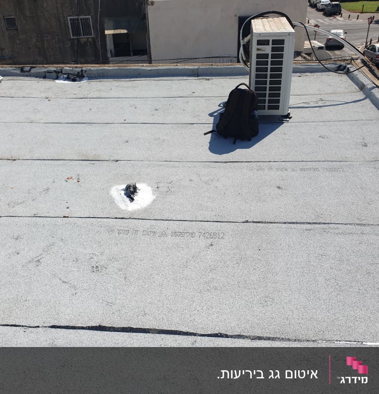 גג עם חומר איטום סביב צינור